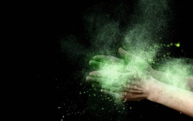 Alkış elleri içinde holi renk tozu Sarı patlama