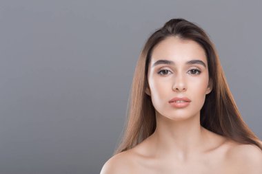 Güzel kadın yüzü ile doğal mükemmel cilt