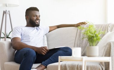 Rahat bir hafta sonu. Huzur içinde kalan Afrikalı adam evde dinleniyor