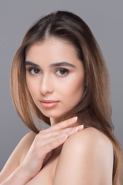 Güzel bin yıllık kız onu pürüzsüz çıplak omuz dokunmadan