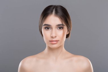 Temiz cilt ve doğal makyaj ile güzel kadın