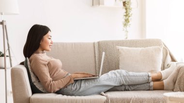 Genç Blogger Evde Onu Laptop Post Yazma