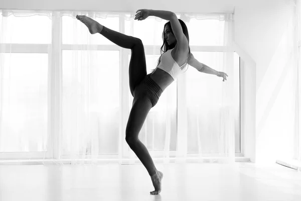 발레 스튜디오에서 춤추는 현대 무용예술가 — 스톡 사진