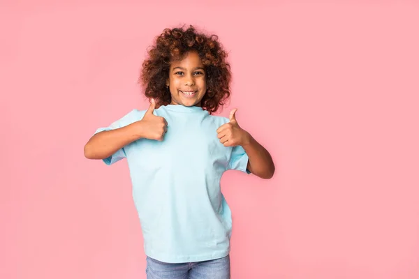 Afrikanisch-amerikanische Mädchen zeigt Daumen nach oben auf dem Hintergrund — Stockfoto