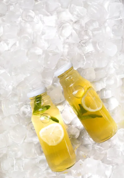 Čerstvé letní limonády s citronem a mátou ve skle — Stock fotografie