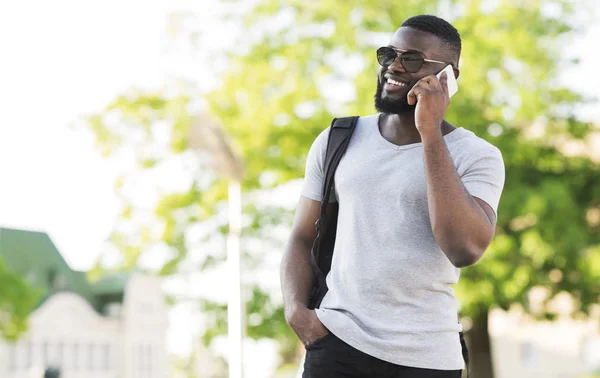 Stylový Afričan mluvící na telefonu v městském parku, — Stock fotografie