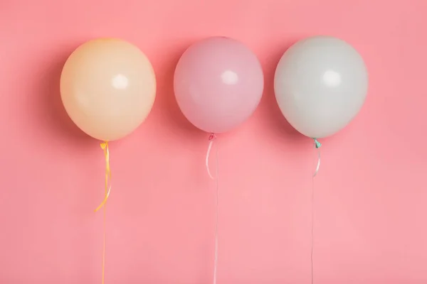 Três balões de festa com espaço em branco para propaganda em rosa — Fotografia de Stock