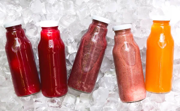 Красочные стеклянные бутылки с детоксикационными коктейлями и смузи — стоковое фото