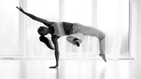 Profesional Contemp Dancer Training In Studio (en inglés). Blanco y negro —  Fotos de Stock