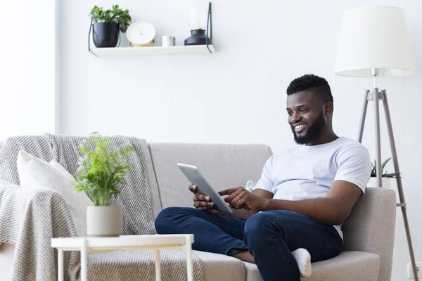 Afro-amerikai ember használ digitális tábla otthon — Stock Fotó