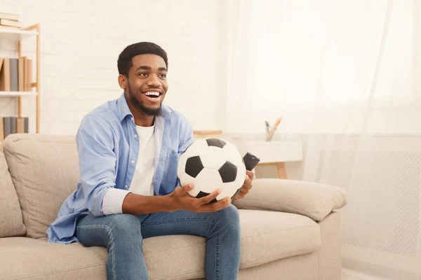 Emocionado chico negro viendo deportes en la televisión en casa — Foto de Stock