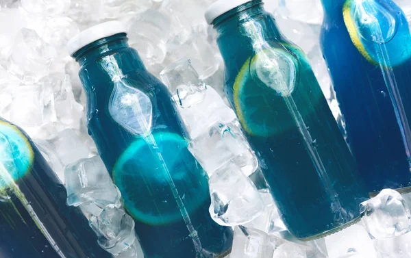 Nahaufnahme von erfrischendem blauen Entgiftungswasser mit Zitrone im Glas — Stockfoto