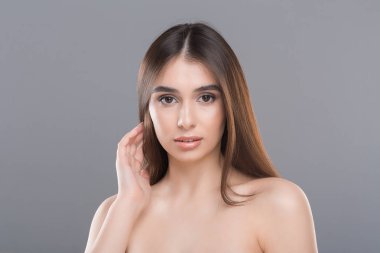Güzel genç kadın portre, gri stüdyo arka plan