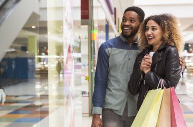Mutlu Afrikalı çift güzel gelinlik aşık oldu