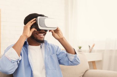 Gözlüklerini evde deneyen neşeli bir adam.