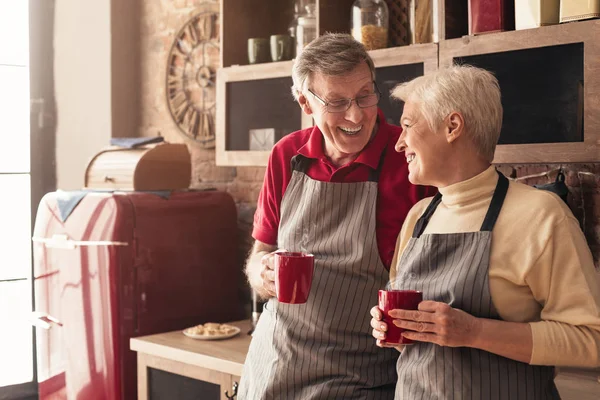 Senior Mann und Frau beim netten Morgengespräch mit Kaffee in der Küche — Stockfoto