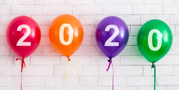 Nouvelle année ballons de fête avec 2020 concept sur mur de briques blanches — Photo