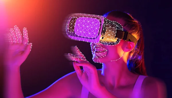 Jeune femme portant un casque VR utilisant une interface futuriste — Photo