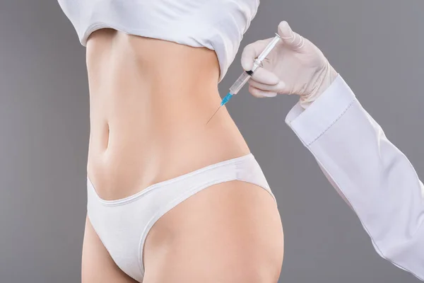 Junge Frau lässt sich in Klinik für plastische Chirurgie lipolysieren — Stockfoto