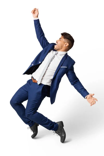 Emocionado empresario latino bailando sobre fondo de estudio blanco — Foto de Stock