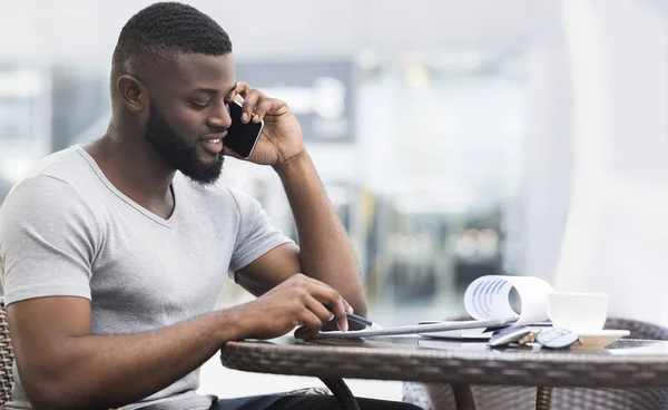 Erfolgreicher afrikanisch-amerikanischer Geschäftsmann berät seine Arbeiter — Stockfoto