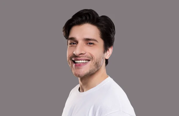 Cara amigável amplamente sorrindo para a câmera, semi metade retrato — Fotografia de Stock