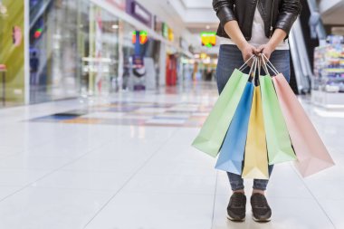 Renkli alışveriş çantaları ile tanınmayan Afrikalı kadın