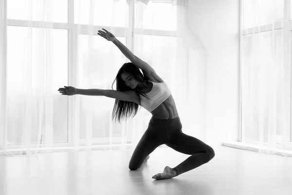 Szép modern balett előadóművész képzés Studio — Stock Fotó