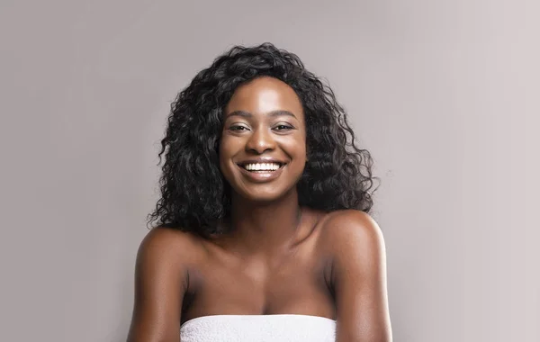 Portré fiatal gyönyörű afrikai nő fürdőlepedő — Stock Fotó