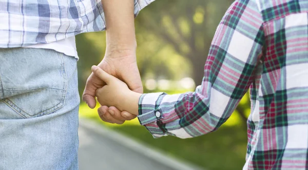 Father holds daughter by the hand while walking — Stock Photo, Image