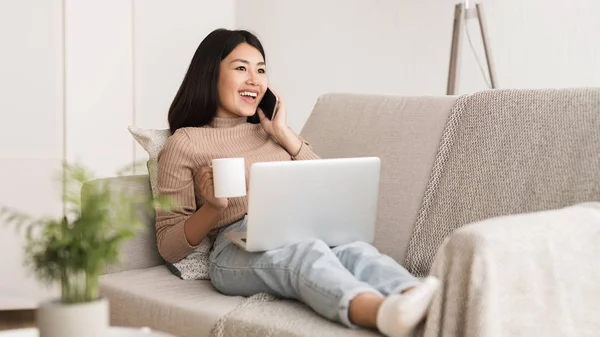 Menina estudante conversando no telefone e bebendo café da manhã — Fotografia de Stock