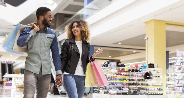 Succesvolle Afro-Amerikaanse paartijd samen doorbrengen — Stockfoto