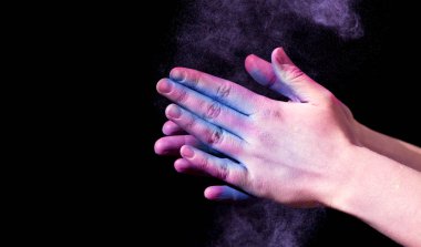 Geleneksel Hint festivali için holi toz kadın eller