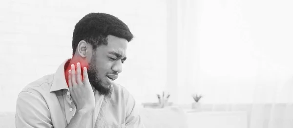 Joven sosteniendo su cuello con dolor, espacio para copiar —  Fotos de Stock