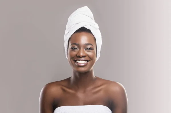 Beyaz banyo havlusu sarılı güzel genç Afrikalı kadın — Stok fotoğraf