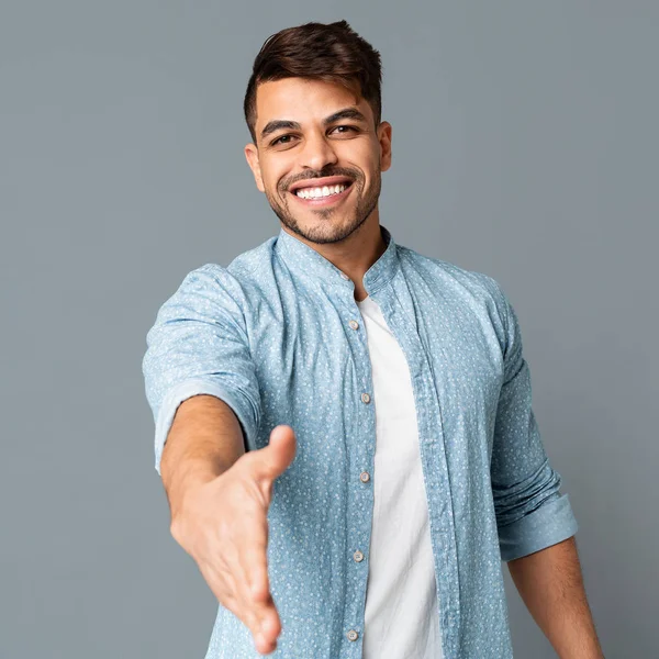 Joven árabe extendiendo su mano para saludar — Foto de Stock