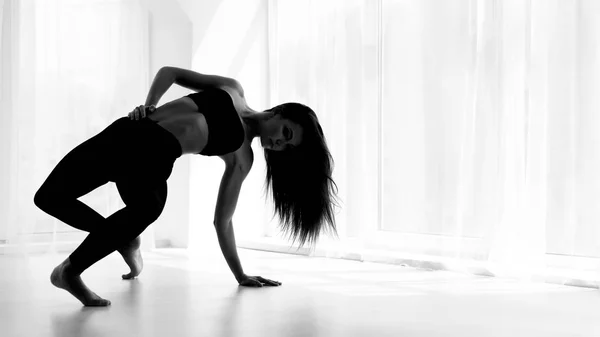 Mujer danza artista entrenamiento y posando en ballet estudio —  Fotos de Stock