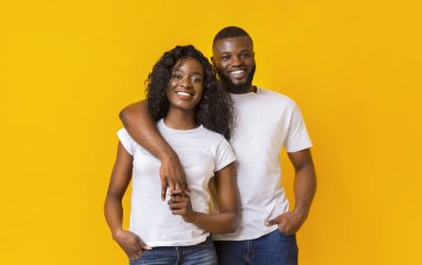 Mutlu Siyah Adam Onun Kız Sarılma mı