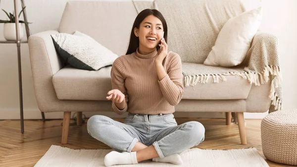 Asiatisk tjej kommunicerar med vän, pratar på telefon — Stockfoto