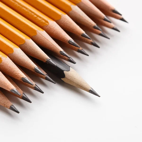 Jeden czarny ołówek wiodący Grupa klasycznych żółte ołówki — Zdjęcie stockowe