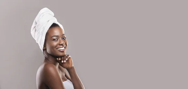 Pozitif afro-amerikan kadın spa prosedürleri zevk — Stok fotoğraf