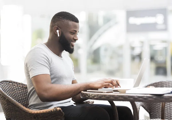 Ευτυχισμένος αφρικανική ammerican τύπος συνομιλεί με τους φίλους στο φορητό υπολογιστή — Φωτογραφία Αρχείου