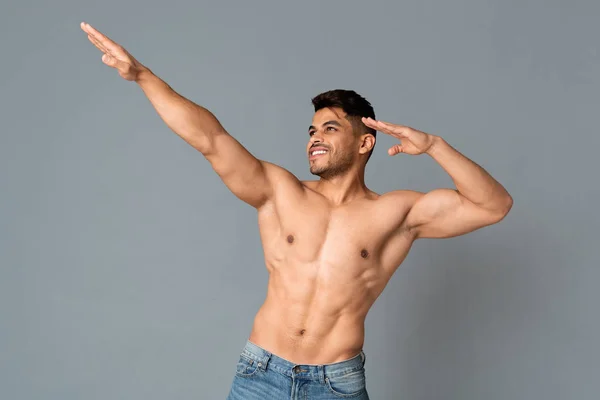 Muscular Topless Homem Árabe Fazendo Dab Dance Gesture Em Fundo Cinza — Fotografia de Stock