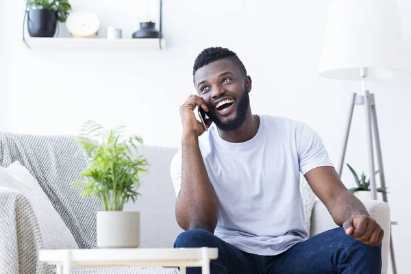 Chico africano hablador hablando por teléfono con amigos — Foto de Stock