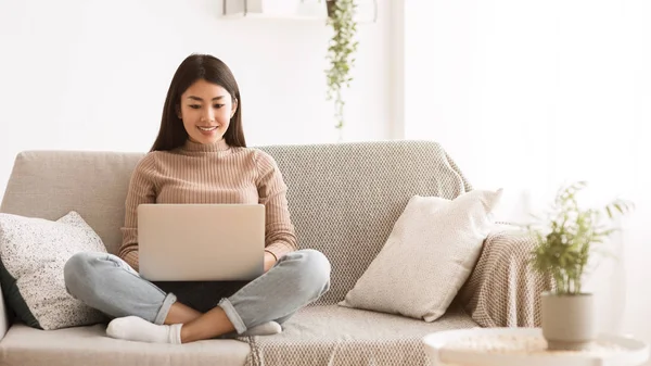 Lavoro a distanza. Ragazza adolescente che lavora sul computer portatile — Foto Stock