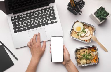 Kadın cep telefonu ile sağlıklı gıda online sipariş yapma