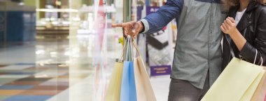 Afro-Amerikan adam kız arkadaşı için vitrin işaret