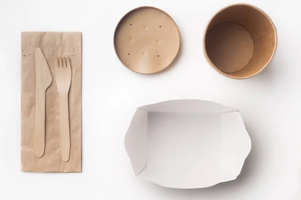 Органическая смолистая картонная посуда для доставки продуктов питания — стоковое фото