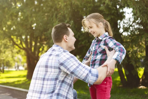 Papà lancerà sua figlia in aria. — Foto Stock