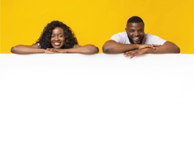 Siyah Adam ve Kız Beyaz Tahta yaslanmış